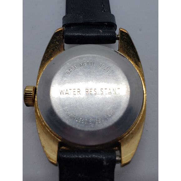 Timex Women\'s watch. Silver face, gold bevel. Dress watch main image 4